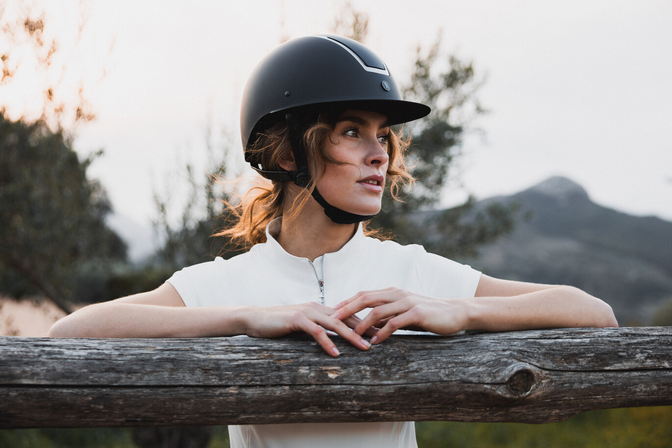 Eleganter Reithelm in Schwarz mit silbernem Detail
