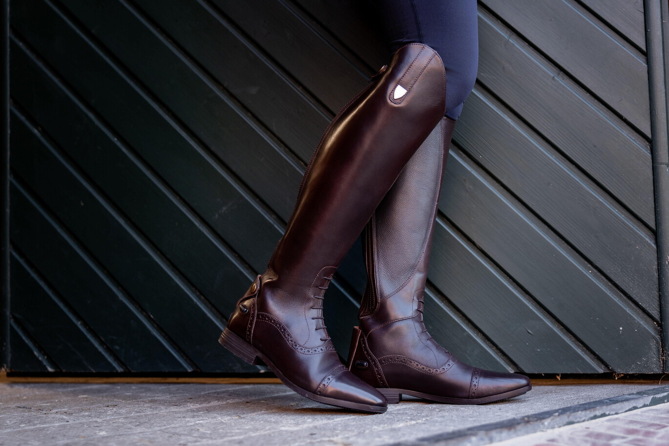 Klassische dunkelbraune Lederreitstiefel mit hohem Schaft