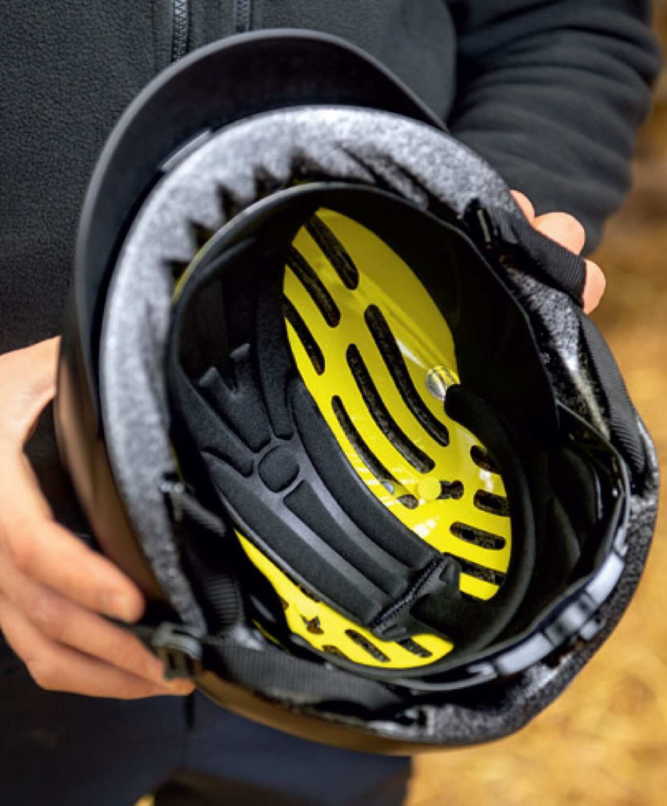 schwarzer uvex Reithelm mit MIPS Technologie von Innen 