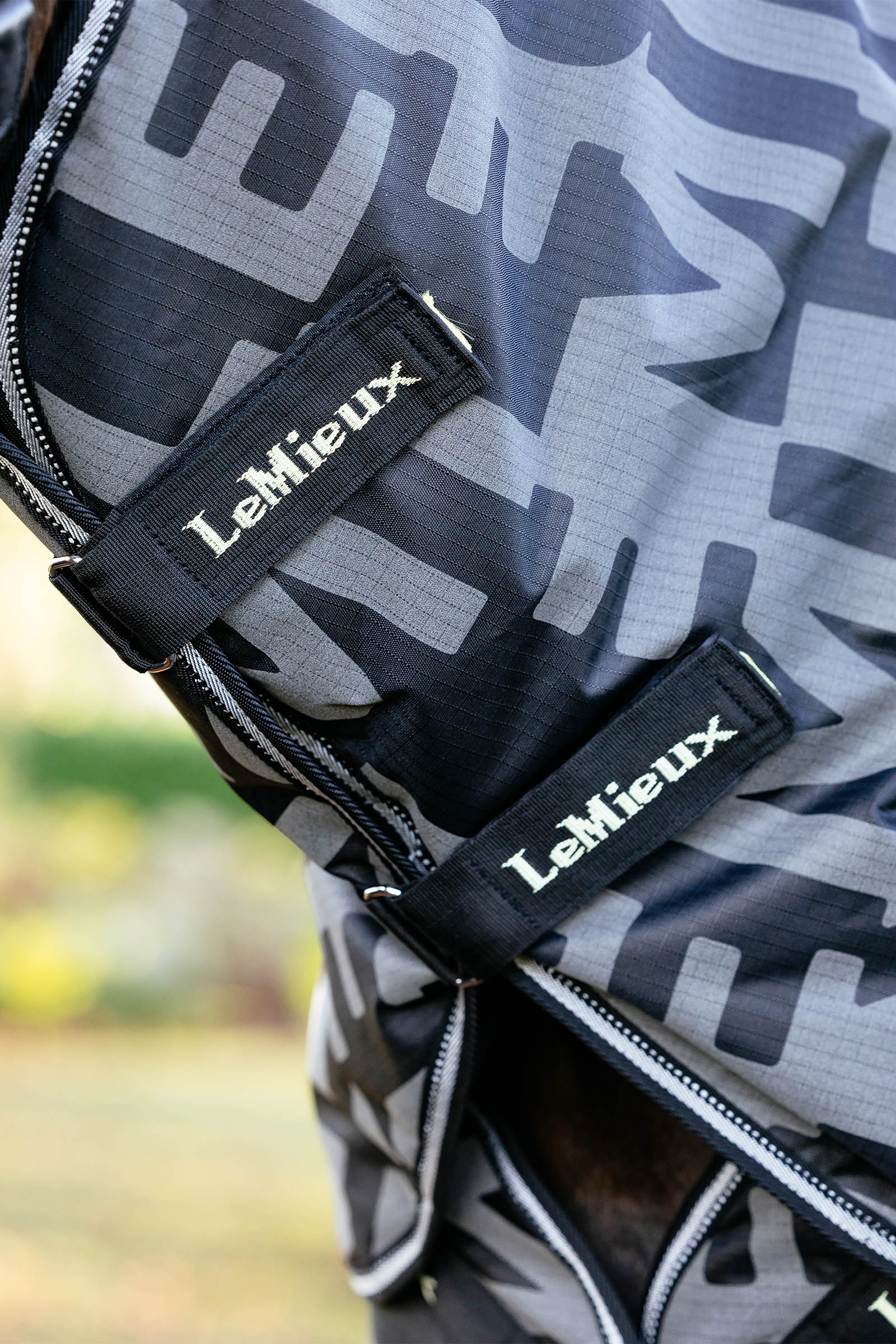 LeMieux Arika reflektierende Weidedecke mit abnehmbarem Halsteil, 100 g