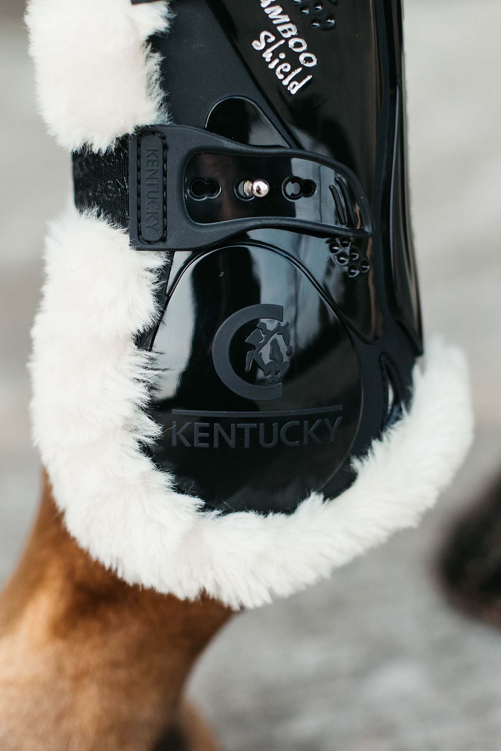 Kentucky Horsewear Bamboo Elastik Gamaschen mit veganem Lammfell